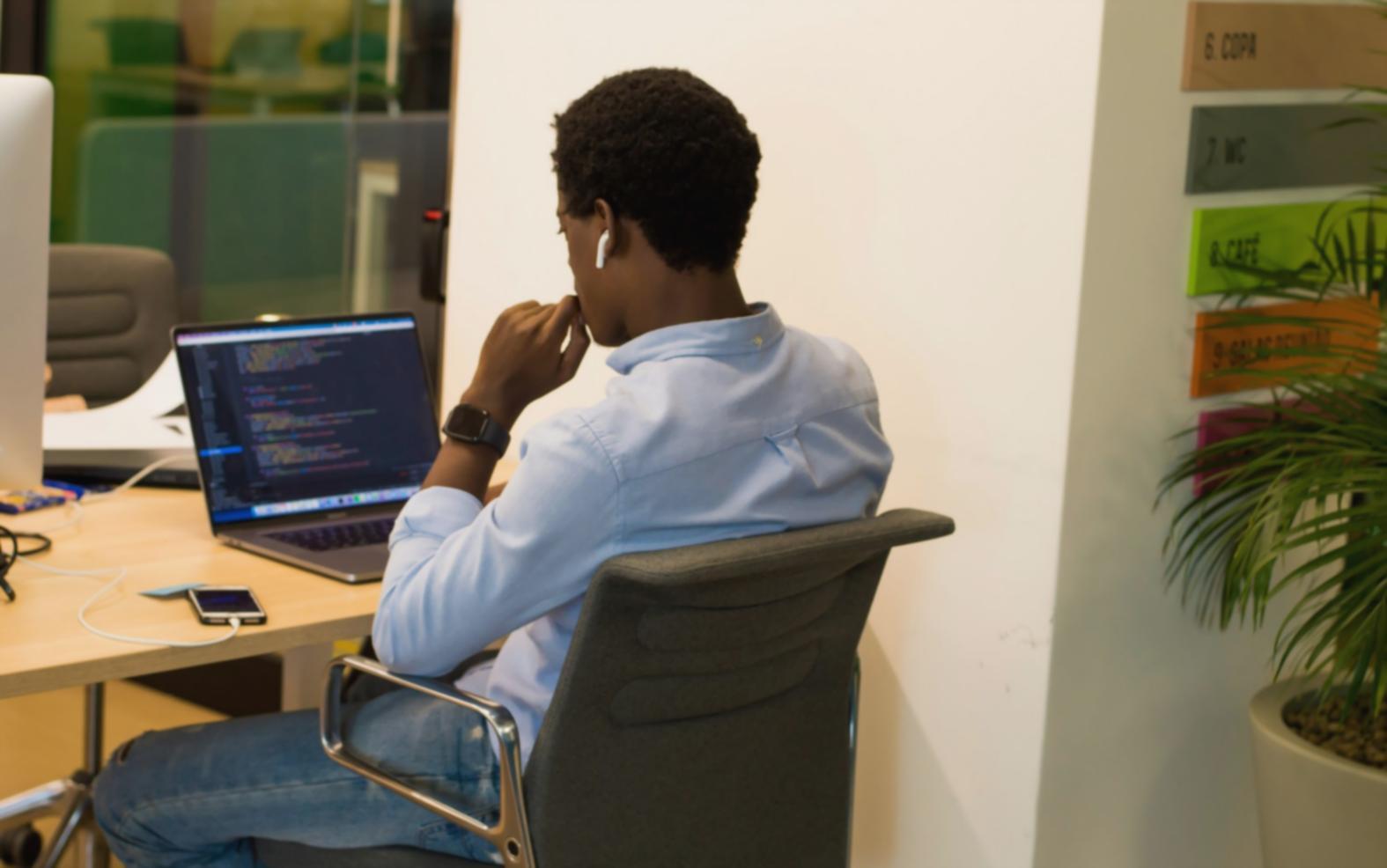 Modernes Büro mit Finanzteam bei der Budgetbesprechung